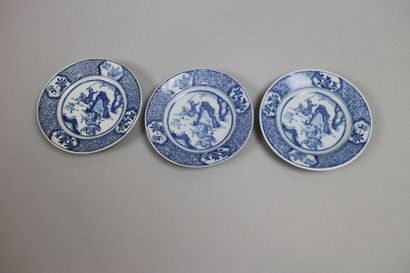 null Chine. Trois petites coupelles en porcelaine à décor blanc bleu de chasse au...
