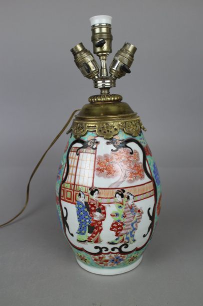 null Japon. Vase ovoïde en porcelaine, monté en lampe, à décor polychrome de scènes...