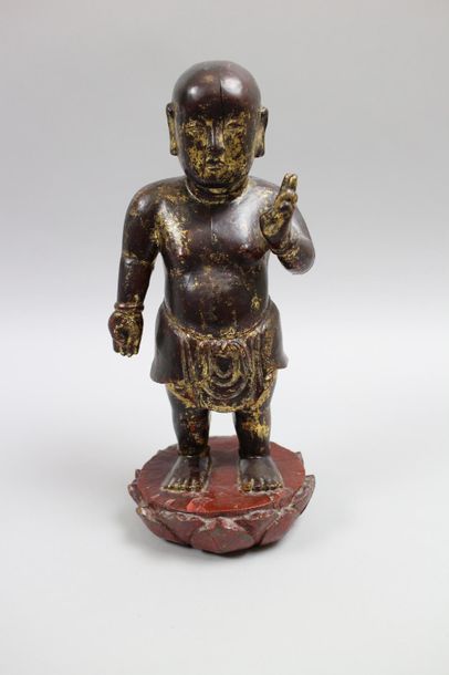 null Vietman XIX-ème Siècle. Statue en bois laqué brun et doré représentant un moine...