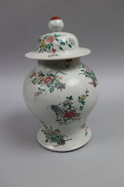 null Potiche couverte à décor floral polychrome en porcelaine. Haut. : 37 cm. Chine...