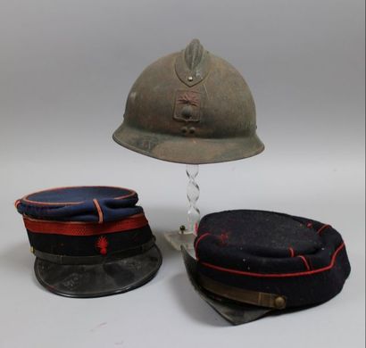 null Lot comprenant :

Une coque de casque français modèle 26 avec insigne de la...