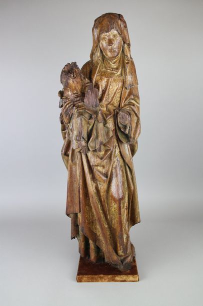 null Sainte-Anne Trinitaire en chêne sculpté. Jolie taille du drapé, traces de polychromie....