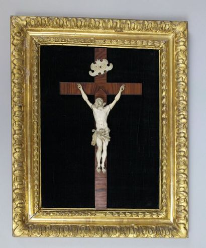 null Christ janséniste en ivoire sur une croix en bois de placage, dans un cadre...