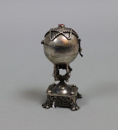 null Petit brûle parfum en argent sertie d’une pierre. Judaica. Travail de l’Est....