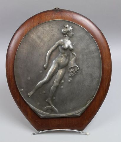 null VERNIER Émile S., 1852-1927, La Fortune, bas-relief ovale en métal de composition...