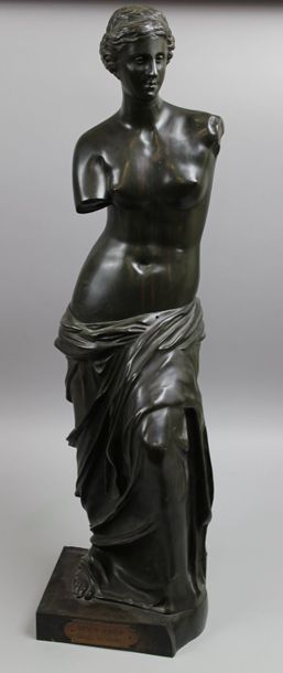 null Epreuve en bronze à patine verte « Vénus de Milo, Musée du Louvre ». Travail...