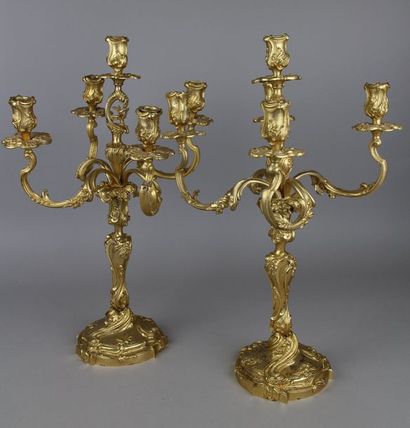null Belle paire de candélabres à cinq lumières en bronze doré de style Louis XV....