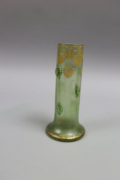 null Vase cylindre à base aplatie en pâte de verre à décor de rinceaux et branches...
