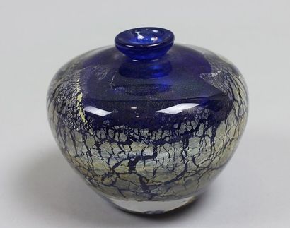 null Vase soliflore en verre à décor irisé bleu signée Navaro, 1990. Haut. : 10,5...