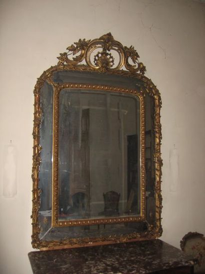 null Grand Miroir à pare-closes en bois doré richement sculpté de guirlandes de fleurs...
