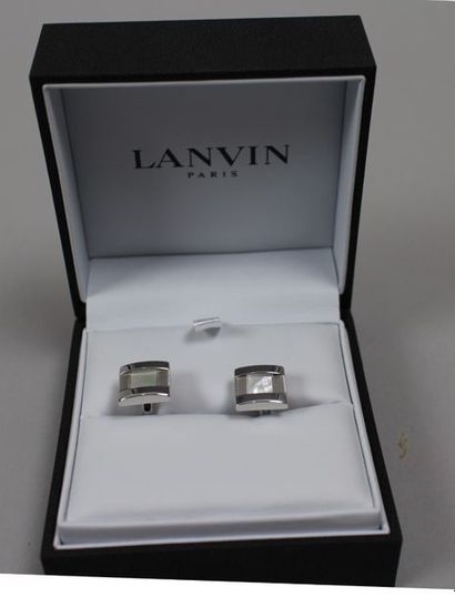 null LANVIN
Paire de boutons de manchette en métal argenté et carrés n nacre au centre...