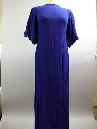 null Lot de 7 robes

CHLOE

Robe longue en crêpe bleu (petites taches)

1 robe en...
