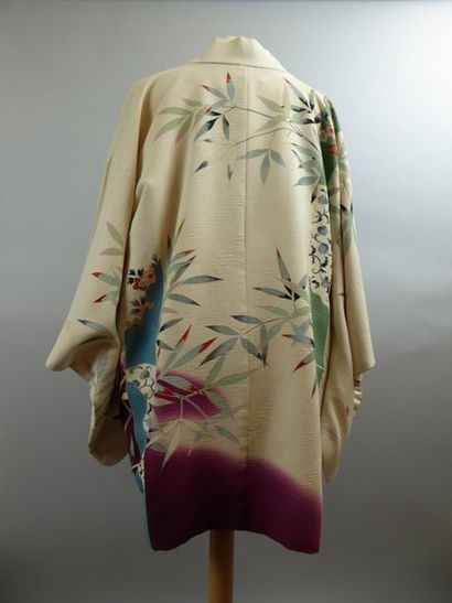 null Veste de kimono courte, fond crème, décor de feuillage (taches au revers des...