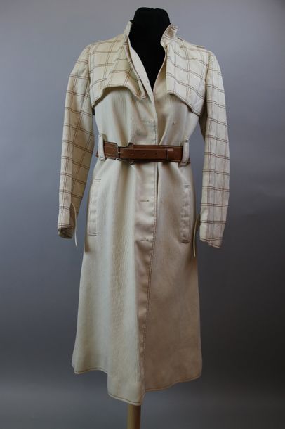 null COURREGES Couture future a, circa 1970

Trench beige, manches et haut à carreaux,...