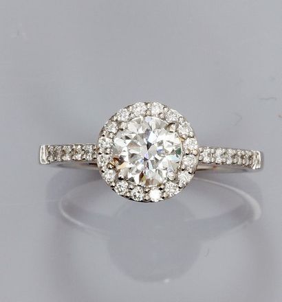 null Bague en or gris 750°/00, sertie d'un diamant taille brillant de 1.01 carat,...