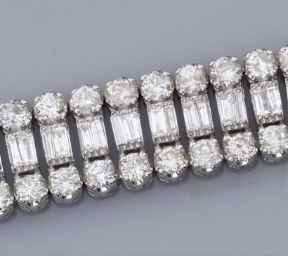   Important Bracelet en or gris 750°/00 , serti de diamants Baguettes entre deux...