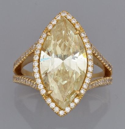   Bague en or jaune 750°/00, sertie d'un diamant jaune marquise de 6.29 carats (pesé),...