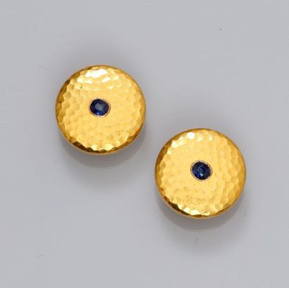   Paire de boutons de manchettes en or jaune 750°/00, disques martelés sertis chacun...
