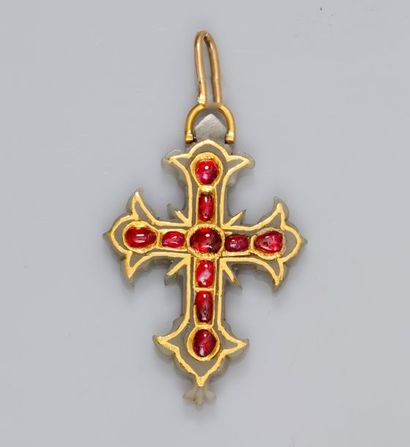   Croix lobée en pierre dure verte, à décor de filet d'or et rubis sertis , bélière...