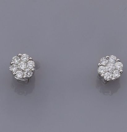   Paire de boucles d'oreilles rondes en or gris 750°/00, serties de petits diamants...