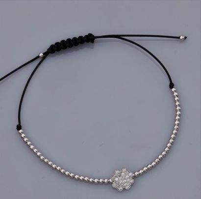   Bracelet en perles d'or gris 750°/00, à décor d'une fleur serti de diamants taille...