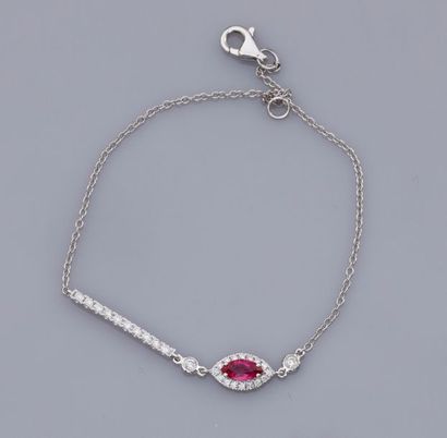   Fin Bracelet en or gris 750°/00, serti de diamants et d'un rubis navette. 1.70...