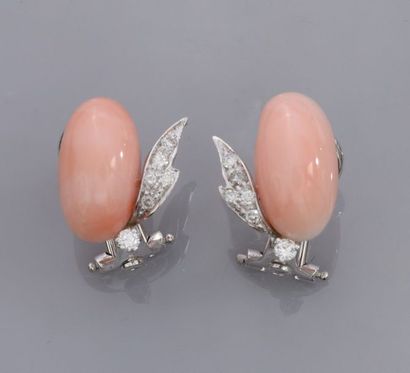 null Paire de boucles d'oreilles serties de corail rose et de diamants . 5.70 g....