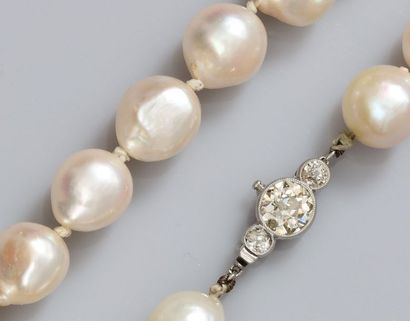 null Collier de perles de culture baroques diamètre 9:9.5 mm, fermoir en or gris...