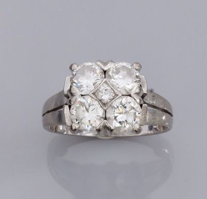 null Bague en or gris 750°/00, sertie de quatre diamants taille brillant (1.40 ct...