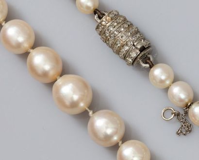 null Collier de perles de culture diamètre 5.5 à 9.5 mm, fermoir cylindre en or gris...