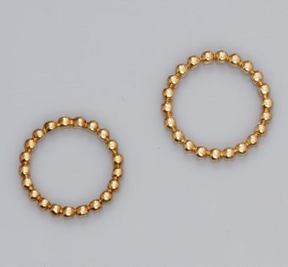 null Deux anneaux en or jaune 750°/00 et 585°/00, ornés de boules d'or. 4.80 g. TDD...