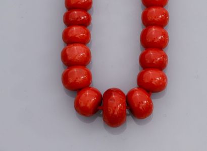 null Collier de corail , composé de perles de corail rouge diamètre 7.5 à 14 mm....