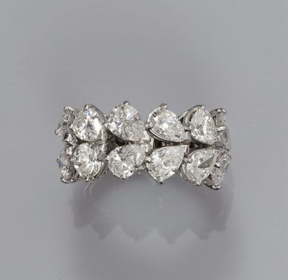 null Bague bandeau en or gris 750°/00, sertie de douze diamants taillés en poires...