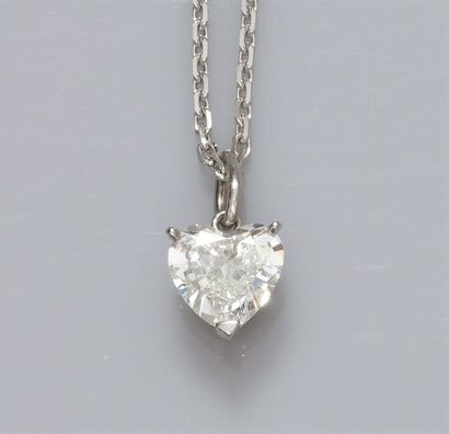 null Pendentif en or gris 750°/00, serti d'un diamant de 1.16 carat taillé en cœur,...