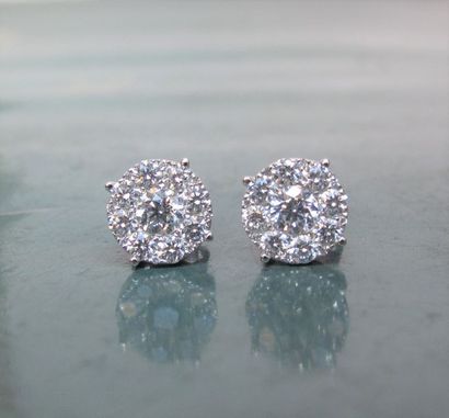 null Paire de boucles d'oreilles rondes en or gris 750°/00, serties de diamants taille...