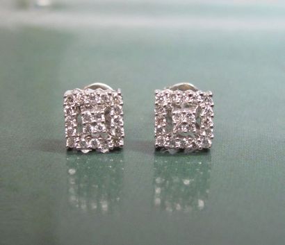 null Paire de boucles d'oreilles carrées en or gris 750°/00 serties de diamants taille...