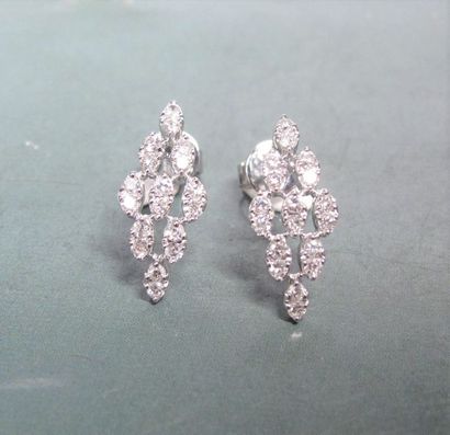 null Paire de boucles d'oreilles en or gris 750°/00, serties diamants taille brillant....