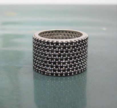 null Bague bandeau en argent sertie de spinelles noirs. 9.70 g. TDD 55