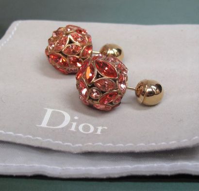 null DIOR Boucles d'oreilles Tribales en métal doré et strass roses. Signées, po...