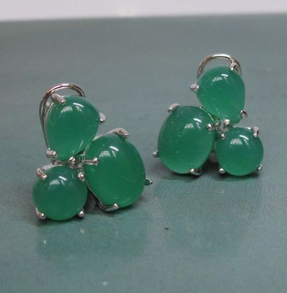 null Paire de boucles d'oreilles en argent 925, serties de cabochons ovales verts....