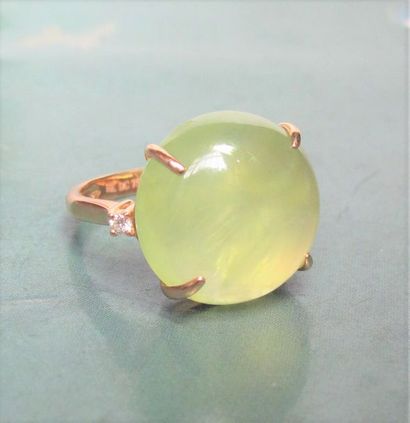 null Bague en or gris 750°/00, sertie d 'un quartz jaune/vert rond cabochon épaulé...