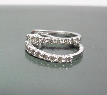 null Paire de boucles d'oreilles en or gris 750°/00 serties de diamants taille brillant...
