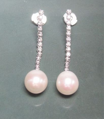 null Paire de boucles d'oreilles en or gris 750°/00 serties d'une ligne de diamants...