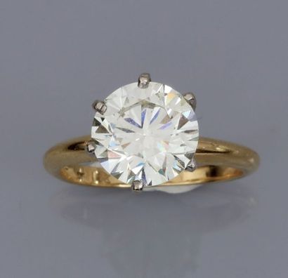null Bague en or deux ton 585°/00, sertie d 'un diamant taille brillant de 3.09 carat...