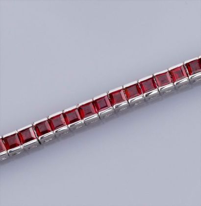 null Bracelet ligne en or gris750°/00 serti de rubis calibrés pour environ 8 carats...