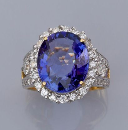 null Bague en or deux tons 750°/00, sertie d 'une tanzanite ovale à facettes de 9...