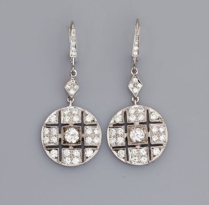 null Paire de boucles d'oreilles en or gris 750°/00 serties de diamants taille ancienne...