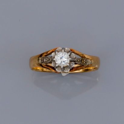 null Bague en or deux tons 750°/00, sertie d 'un petit diamant taille brillant monté...