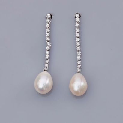 null Paire de boucles d'oreilles en or gris 750°/00 serties d'une ligne de diamants...