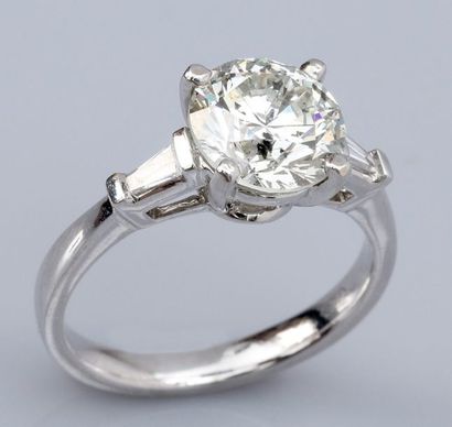 null Bague en or gris 750°/00, sertie d'un diamant taille brillant de 2.40 carats...